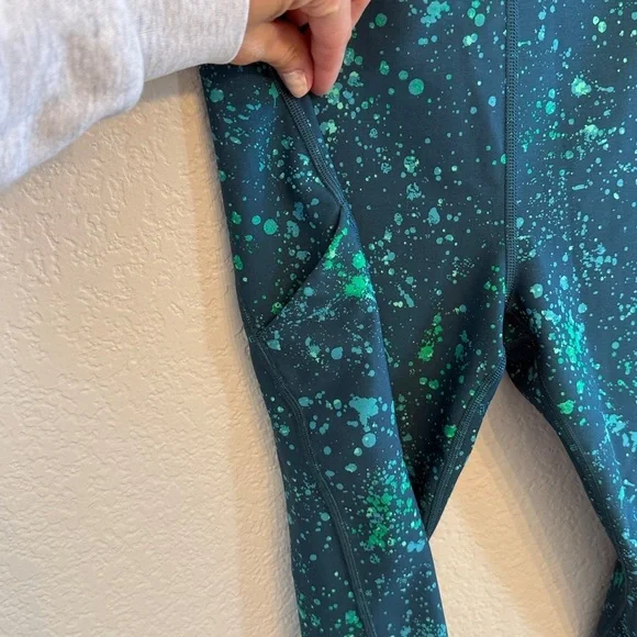 Athleta Ultimate Stash Pocket Split Capri Pant Splattered Green size Medium - Picture 6 of 9